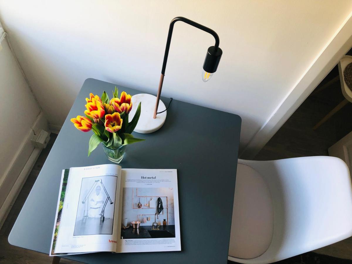 Bright Chiswick Apartment - Great Location ロンドン エクステリア 写真